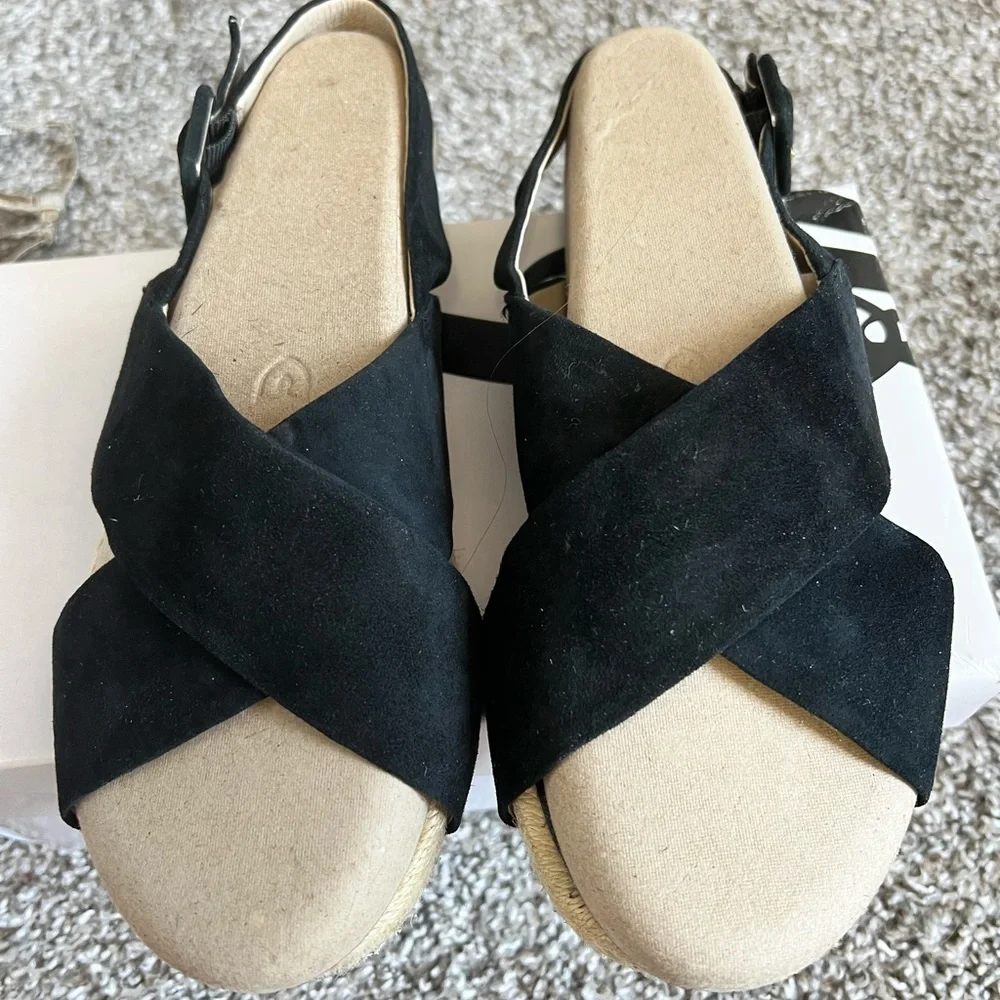 Louise et Cie Sandals Black Suede Isamarie Like New Size 7 So Stylish & Comfy! - Picture 3 of 5